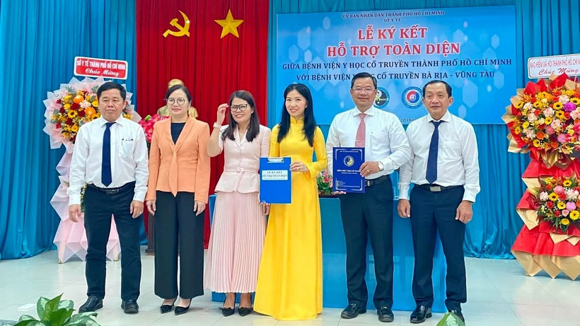 Lãnh đạo Sở Y tế Thành phố chứng kiến hai bệnh viện ký kết hợp tác.