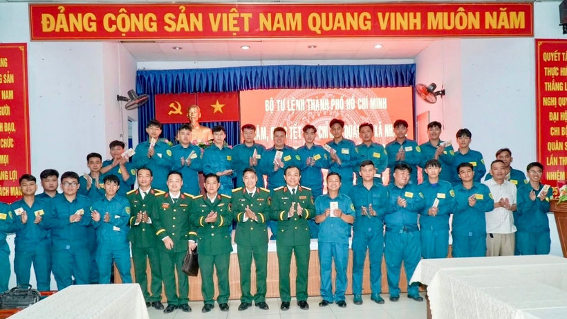 Thiếu tướng Vũ Văn Điền, Tư lệnh Bộ Tư lệnh Thành phố Hồ Chí Minh kiểm tra và chúc Tết tại Ban Chỉ huy quân sự xã Nhà Bè. 