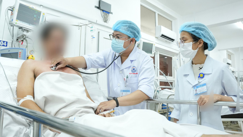 Bác sĩ Bệnh viện Thống Nhất thăm khám cho bệnh nhân T. sau cơn nguy kịch.