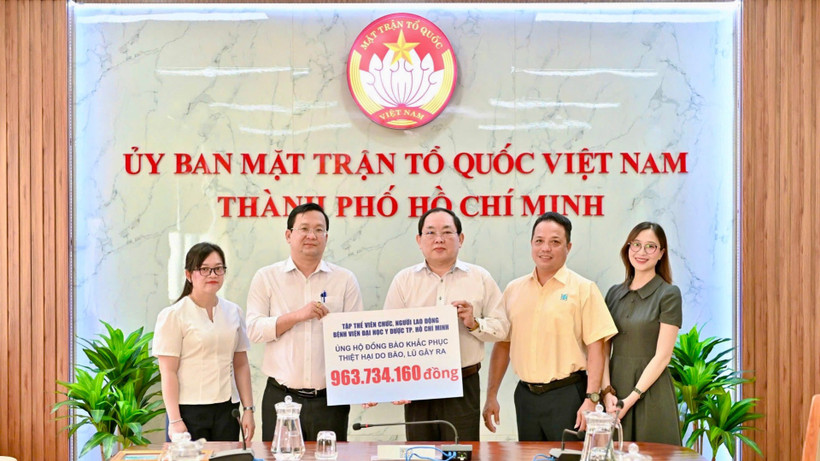 Lãnh đạo Ủy ban Mặt trận Tổ quốc Việt Nam Thành phố Hồ Chí Minh tiếp nhận kinh phí hỗ trợ từ Bệnh viện đại học Y dược Thành phố.
