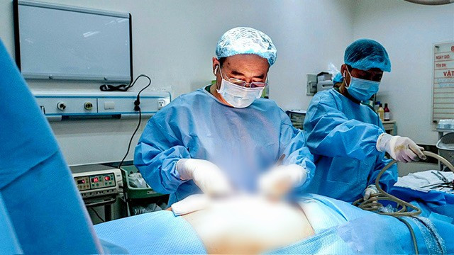 Ê-kíp phẫu thuật xử trí ca bệnh. (Ảnh: Bệnh viện cung cấp)