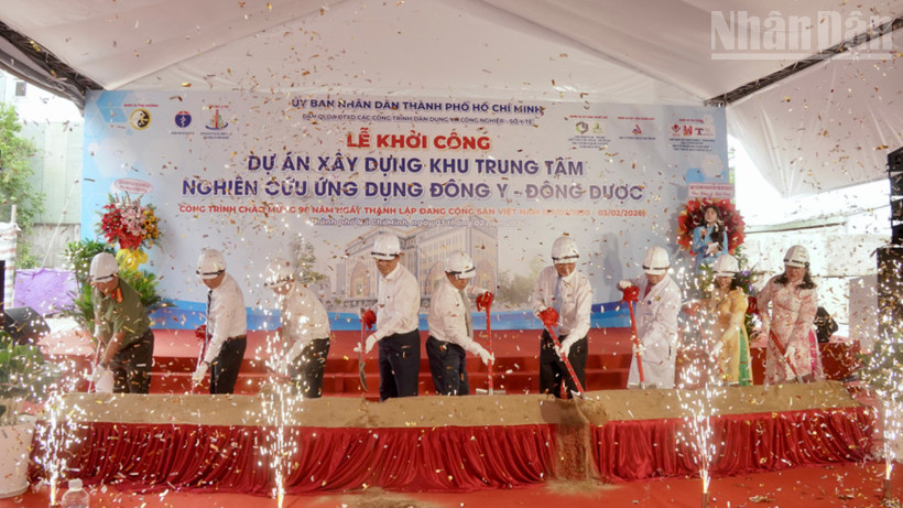 Các đại biểu phát lệnh khởi công dự án.