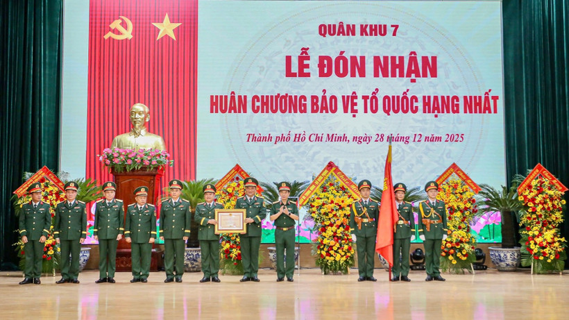 Bộ trưởng Quốc phòng Phan Văn Giang trao Huân chương Bảo vệ Tổ quốc hạng Nhất cho Bộ Tư lệnh Quân khu 7. 