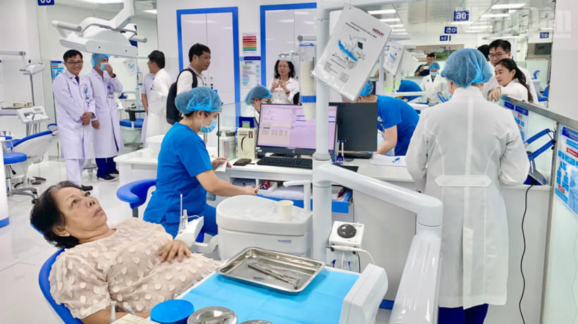 Người cao tuổi được tiếp cận nha khoa kỹ thuật cao tại Bệnh viện Thống Nhất. 