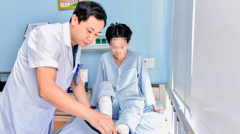 Bác sĩ thăm khám bệnh nhân sau phẫu thuật.