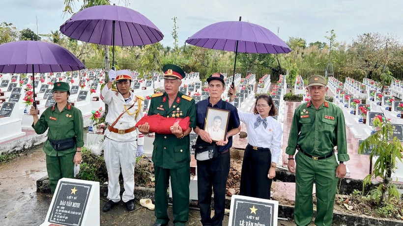 Gia đình đưa liệt sĩ Vũ Khắc Thụ về quê hương an táng.