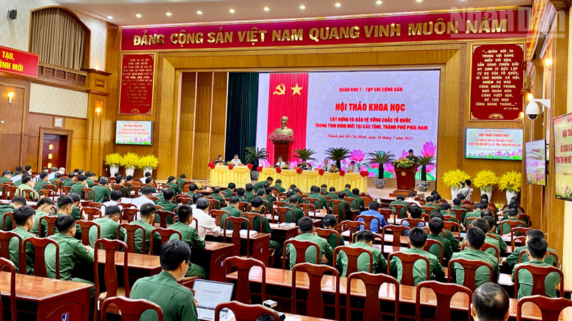 Quang cảnh hội thảo khoa học tại Quân khu 7. 