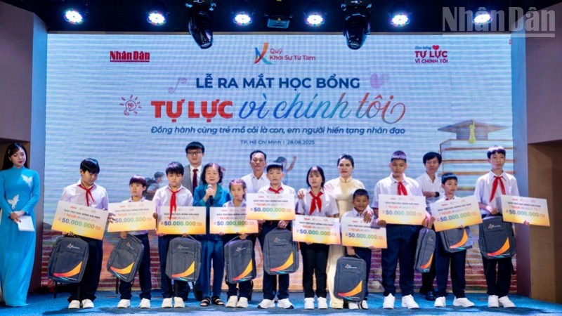 Trao học bổng cho 10 em thuộc sáu gia đình có người thân hiến tạng nhân đạo.