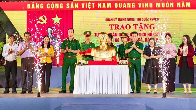 Quang cảnh trao bức tượng chân dung Chủ tịch Hồ Chí Minh cho các đơn vị, địa phương tại Thành phố Hồ Chí Minh.