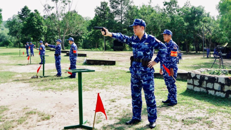 Quân nhân thực hiện bài kiểm tra bắn súng K54.
