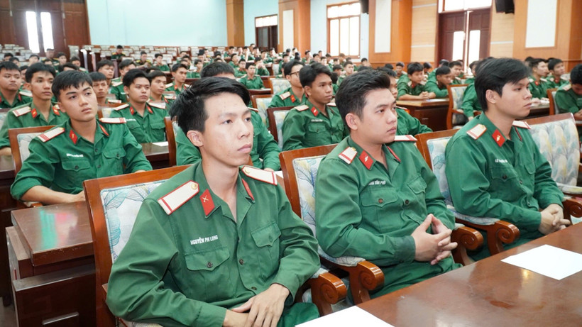 Hạ sĩ quan, binh sĩ tại buổi đối thoại dân chủ. (Ảnh: HỮU TÂN)