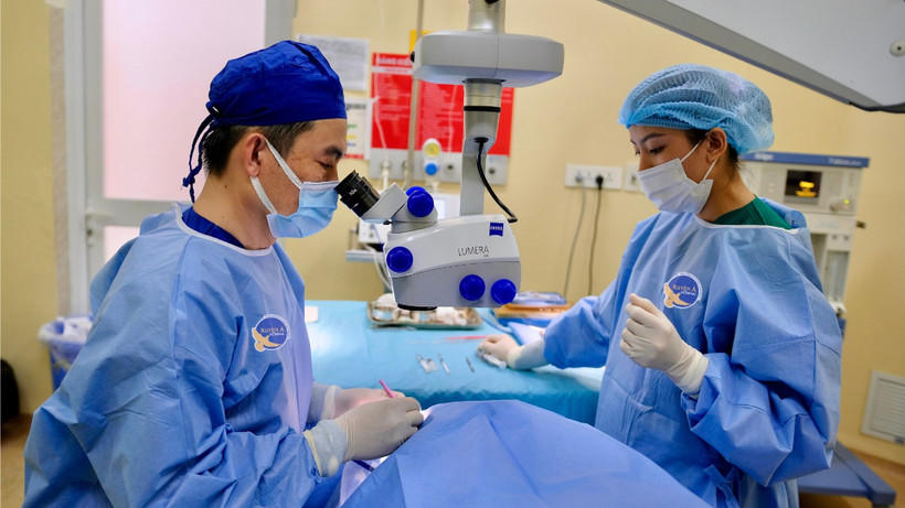 Ê-kíp phẫu thuật ca chấn thương mắt nghiêm trọng. 