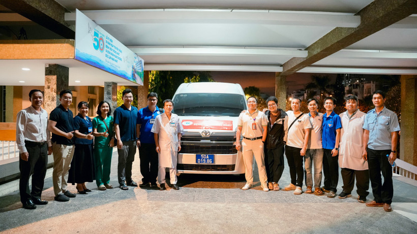 Đoàn bác sĩ Bệnh viện Thống Nhất lên đường trong đêm hỗ trợ y tế tại tỉnh Khánh Hòa.