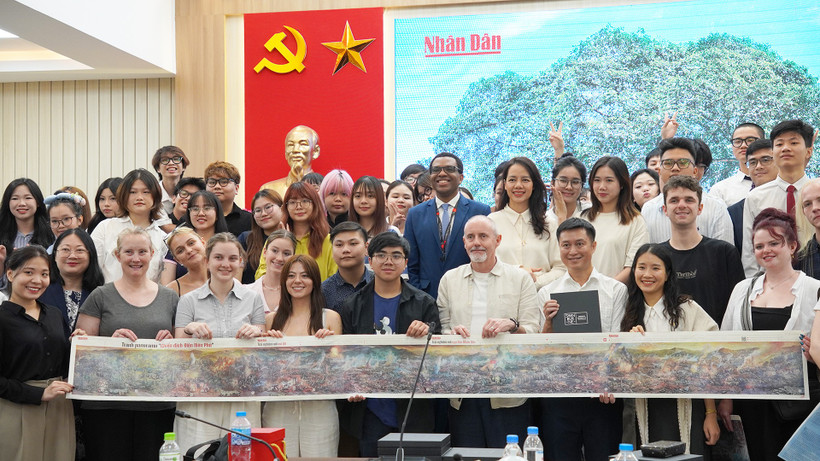 Đoàn sinh viên chụp ảnh lưu niệm với phụ san Chiến dịch Điện Biên Phủ. (Ảnh: Swinburne Vietnam)