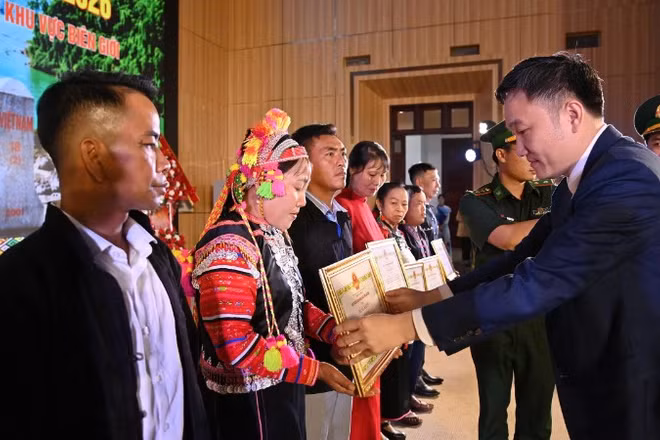 Lãnh đạo tỉnh Lai Châu trao Bằng khen cho các Trưởng bản, người có uy tín có thành tích xuất sắc trong Cuộc vận động “Toàn dân đoàn kết xây dựng nông thôn mới, đô thị văn minh”.