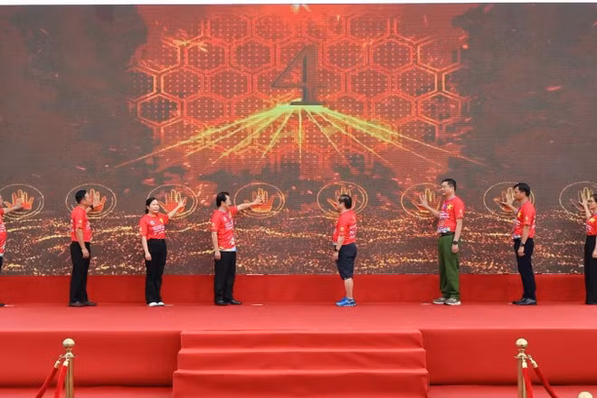 Các đồng chí lãnh đạo tỉnh Lai Châu tham gia nghi thức hưởng ứng Tháng hành động phòng, chống ma túy được phát động trực tuyến trên toàn quốc.