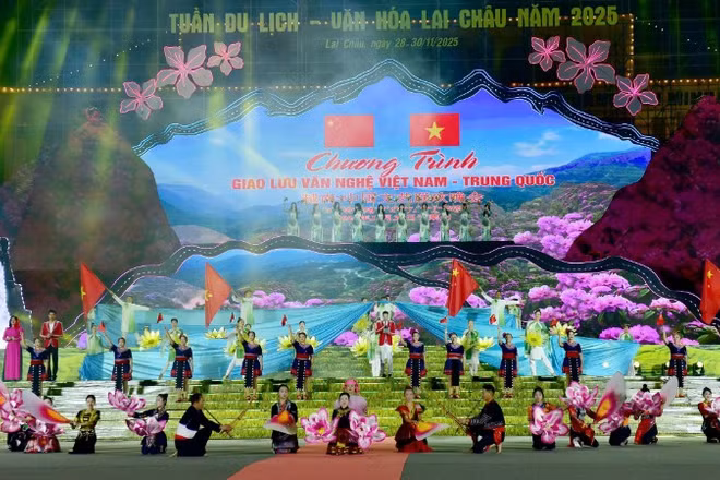 Chương trình giao lưu văn nghệ Việt Nam-Trung Quốc truyền tải thông điệp hòa bình, đoàn kết và hợp tác.