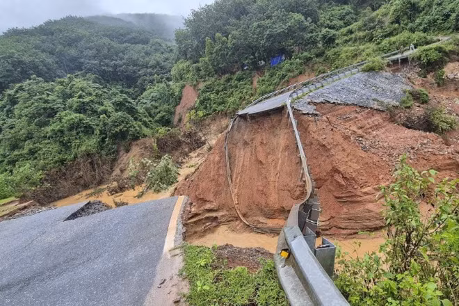 Đoạn đường bị đứt khiến việc lưu thông trên tuyến bị đình trệ hoàn toàn.