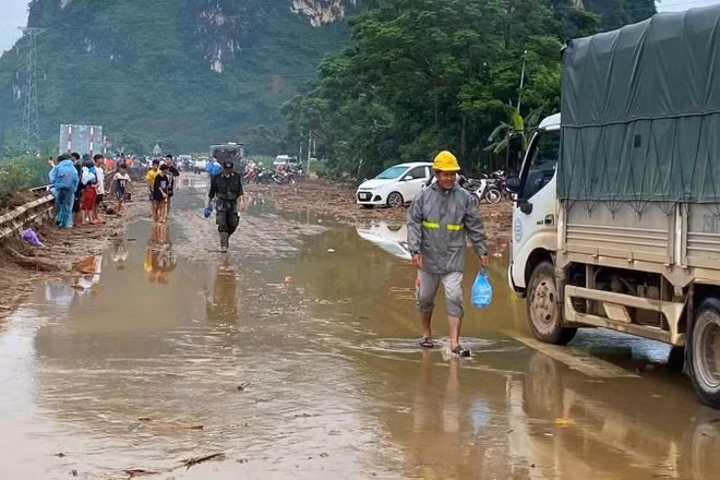 Sau hơn 2 ngày nỗ lực khắc phục hậu quả mưa lũ, các phương tiện có tải trọng dưới 3,5 tấn đã được lưu thông qua đoạn Km354 Quốc lộ 32.