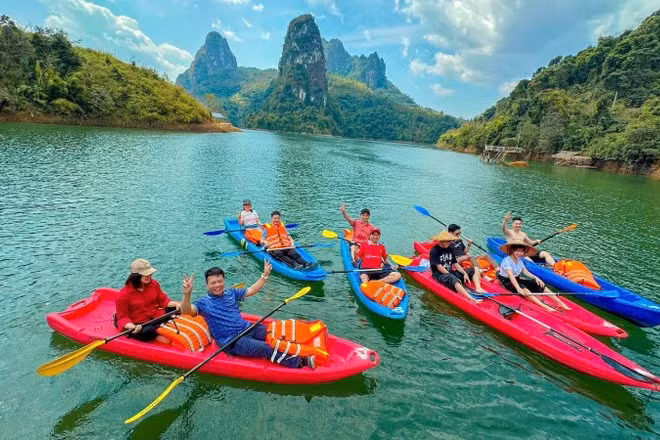 Du khách chèo thuyền tham quan vịnh Pá Khôm xã Mường Kim, tỉnh Lai Châu.