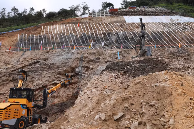 Đơn vị thi công hạ đặt những mũi khoan đầu tiên, khai mở tuyến đường hầm xuyên núi tại khu vực đèo Ô Quy Hồ. (Ảnh: Trần Tuấn)