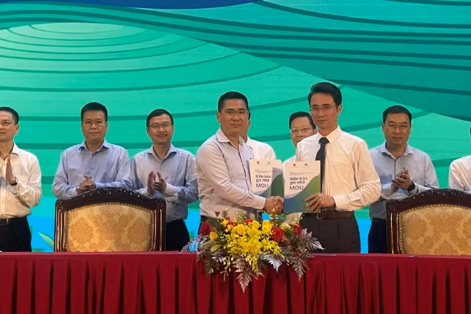 Tỉnh Lai Châu ký kết hợp tác phát triển vùng dược liệu gắn với du lịch cộng đồng; liên kết trồng dược liệu quý, nông sản chuyển giao kỹ thuật và sơ chế bao tiêu sản phẩm; khai thác tín chỉ carbon từ rừng với nhà đầu tư.