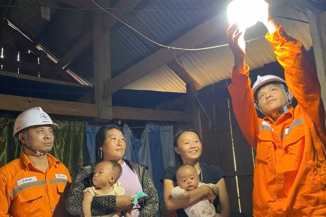Điện về bản Huổi Lính xã Mường Mô, đây là bản cuối cùng của tỉnh Lai Châu có điện lưới quốc gia.