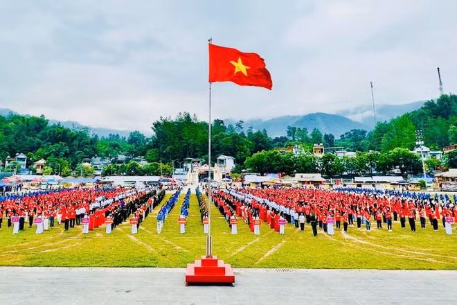 Hơn 2.000 người tham gia lễ thượng cờ Tổ quốc và hát Quốc ca tại Tết độc lập diễn ra ở xã Than Uyên.