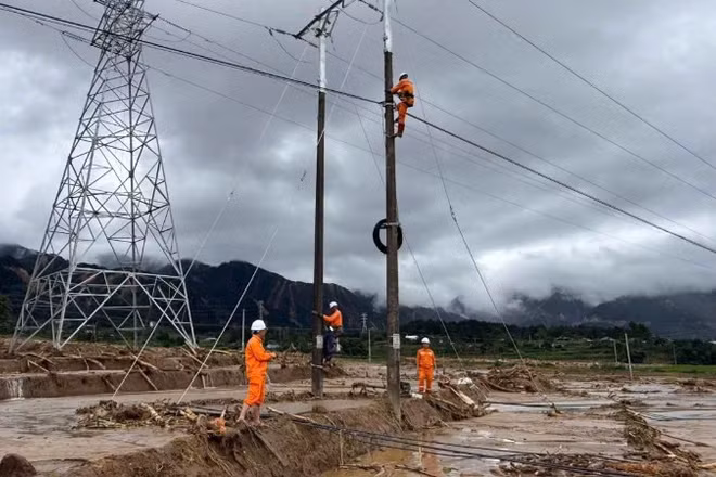 Công nhân Công ty Điện lực Lai Châu nỗ lực khắc phục sự cố cấp điện trở lại cho người dân vùng lũ.