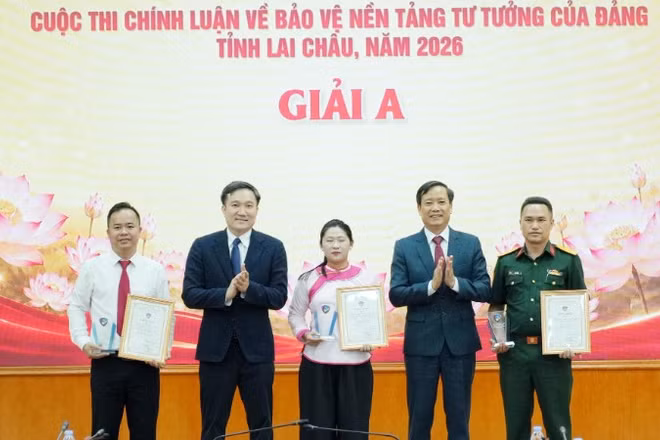 Ban tổ chức trao giải cho các tác giả đoạt giải A của cuộc thi.
