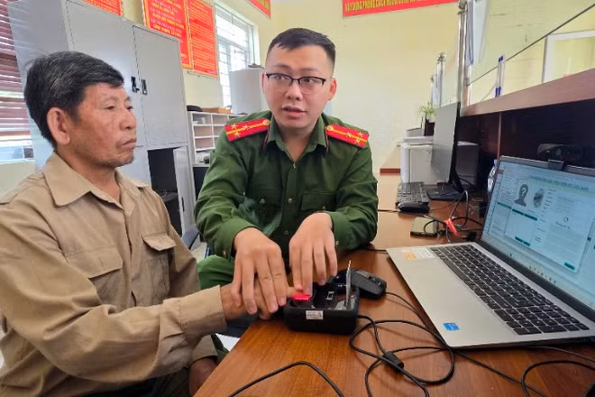 Hỗ trợ thân nhân liệt sĩ thực hiện các thủ tục số hóa thông tin, bảo đảm dữ liệu chính xác cho việc đối sánh ADN xác định danh tính.