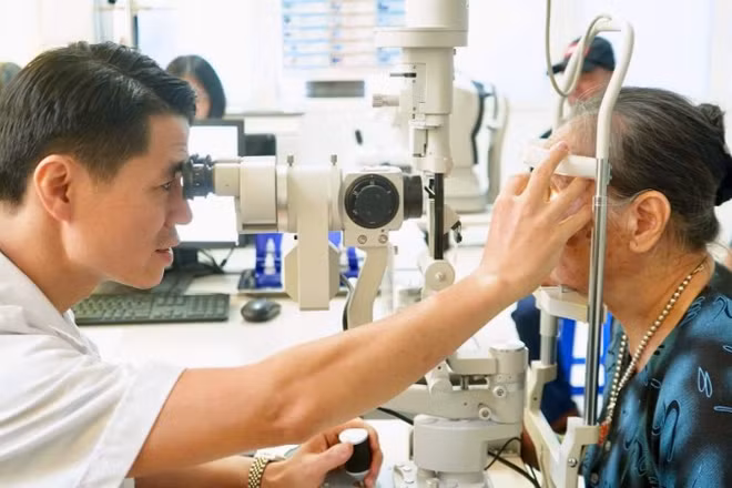 Các bác sĩ Bệnh viện đa khoa tỉnh Lai Châu khám và mổ mắt miễn phí cho người có công. 