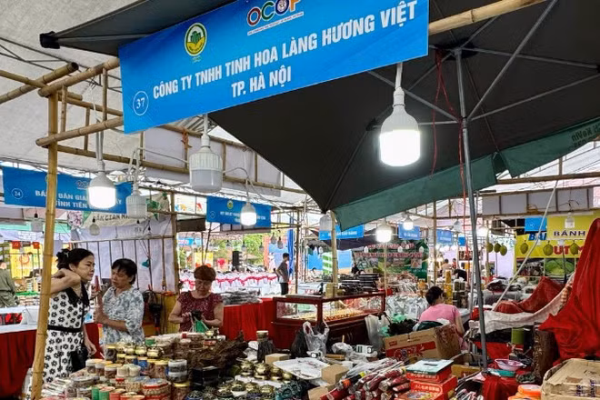 Các sản phẩm OCOP của thành phố Hà Nội hiện được nhiều người tiêu dùng quan tâm. (Ảnh: Hà Anh)