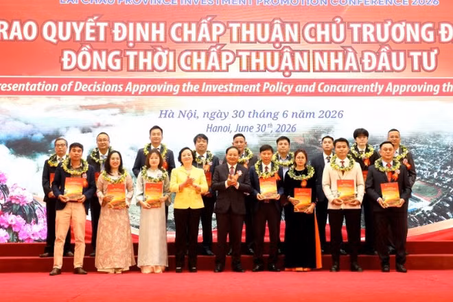 Phó Thủ tướng Chính phủ và Bí thư Tỉnh ủy Lai Châu trao Quyết định chấp thuận chủ trương đầu tư cho các doanh nghiệp, nhà đầu tư.