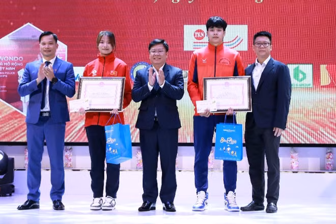 Lãnh đạo Sở Văn hóa, Thể thao và Du lịch Lai Châu trao Bằng khen cho các vận động viên tiêu biểu xuất sắc.
