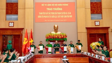 Đồng chí Trung tướng Nguyễn Anh Tuấn, Chính ủy Bộ đội Biên phòng trao thưởng cho các đơn vị có thành tích xuất sắc. (Ảnh: Bộ Tư lệnh Bộ đội Biên phòng)