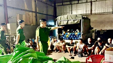 Đại tá Bùi Trung Thành, Phó Giám đốc, Thủ trưởng Cơ quan CSĐT Công an thành phố Hải Phòng trực tiếp có mặt tại hiện trường chỉ đạo công tác điều tra.