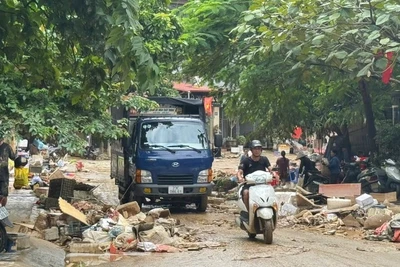 Sau lũ lụt, nhiều tuyến đường ở phường Hà Giang 2 vẫn ngập trong bùn đất.