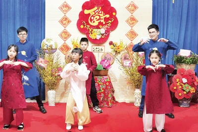 Không khí đón Tết cổ truyền tại Nga. (Ảnh XUÂN HƯNG)