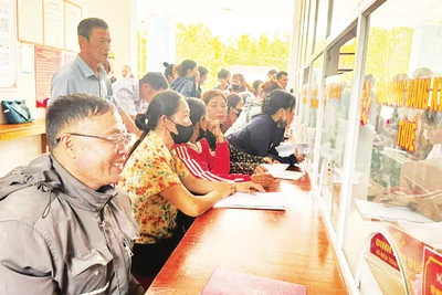 Nhân dân xã miền núi Phúc Trạch (tỉnh Hà Tĩnh) thực hiện các giao dịch hành chính tại trụ sở Ủy ban nhân dân xã.