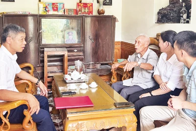 Ông Lê Tiến Đại (thứ ba từ phải sang), ở xã La Hiên, tỉnh Thái Nguyên, chia sẻ niềm vui với đoàn cán bộ đến thăm trong ngôi nhà vừa được sửa chữa khang trang.