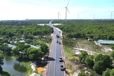 Đường ven biển qua xã Hải Ninh, tỉnh Quảng Bình (cũ) nay là xã Ninh Châu, tỉnh Quảng Trị đang gấp rút hoàn thành.