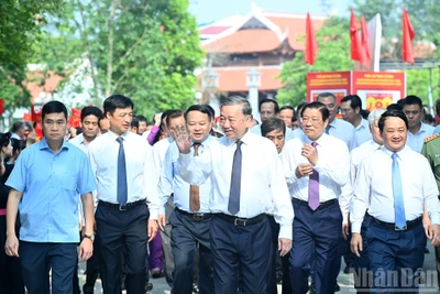 Tổng Bí thư Tô Lâm và Đoàn công tác Trung ương đến dự Ngày hội toàn dân bảo vệ an ninh Tổ quốc năm 2025 và Lễ khánh thành Tượng đài “Bác Hồ ở Tân Trào”. (Ảnh: ĐĂNG KHOA)