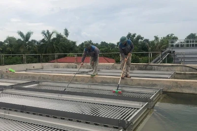 Công nhân Nhà máy nước An Bình (Hải Phòng) vệ sinh bể lắng. (Ảnh: BẢO HÂN)