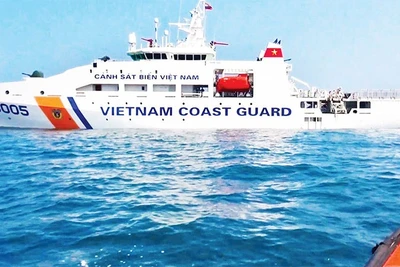 Tàu Cảnh sát biển 8005 tuần tra hỗ trợ ngư dân gặp nạn trên biển.