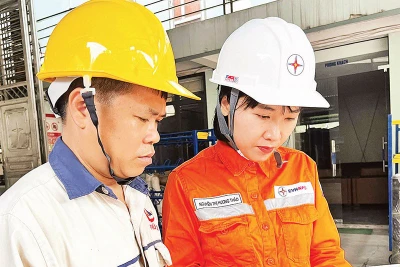 Cán bộ Công ty Điện lực Phú Thọ tư vấn, hướng dẫn khách hàng sử dụng điện an toàn, tiết kiệm.