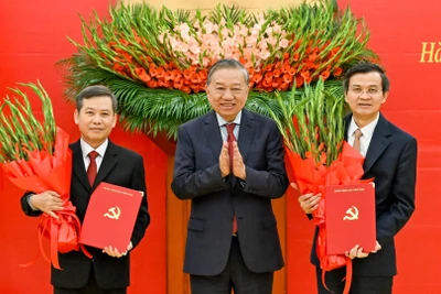 Tổng Bí thư Tô Lâm trao Quyết định của Bộ Chính trị và tặng hoa chúc mừng đồng chí Lê Minh Trí và Đoàn Minh Huấn. (Ảnh: DUY LINH)