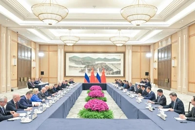 Thủ tướng Trung Quốc và Thủ tướng Nga đồng chủ trì cuộc họp thường kỳ giữa những người đứng đầu chính phủ hai nước. (Ảnh: Tân Hoa xã)