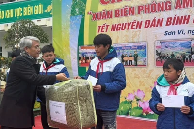 Quỹ Hạt giống Việt, Báo Nhân Dân trao quà cho học sinh học sinh là con nuôi Đồn Biên phòng Sơn Vĩ.