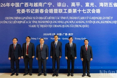 Bí thư 5 tỉnh, thànhphố của Việt Nam chụp ảnh chung với Bí thư Đảng ủy Khu tự trị dân tộc Choang Quảng Tây, Trung Quốc.